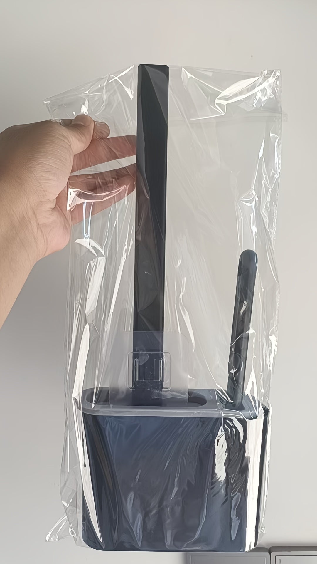 Cepillo de Silicona para Baño con Soporte de Pared – Limpieza Fácil y Estilo Minimalista 🖤🚿